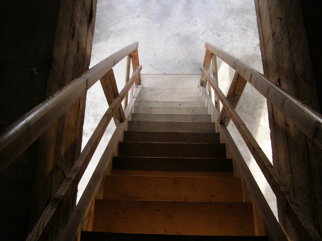 Dřevěné schodiště vedoucí z půdy