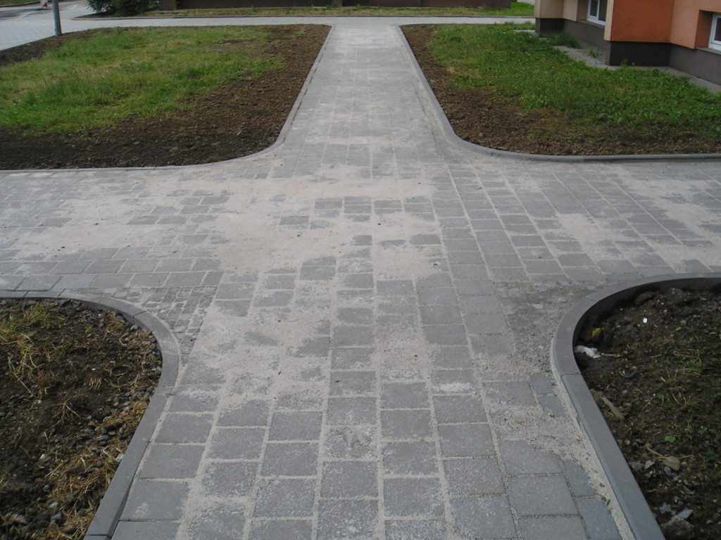 Za-pískovaný chodník z betonové dlažby