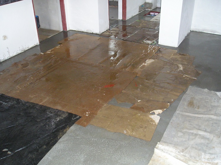 Vlhčení povrchu betonové podlahy