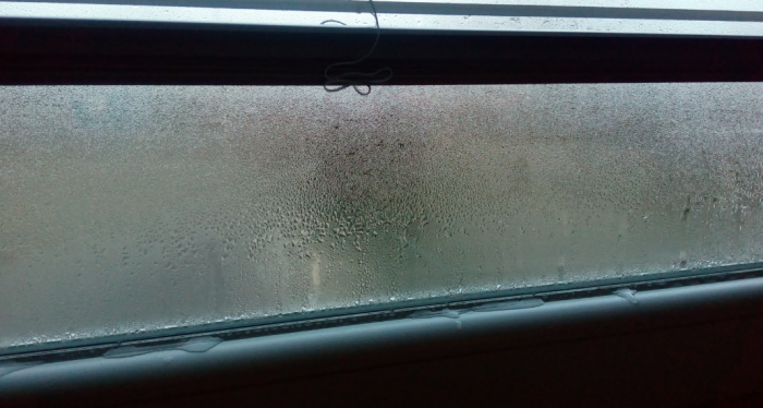 Zkondenzovaná voda u plastového okna