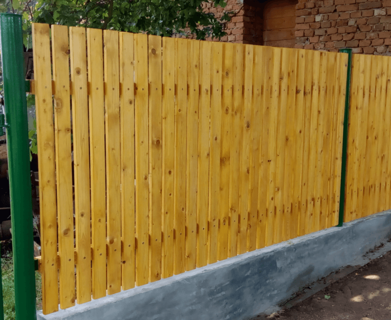 Dřevěný plot chráněny nátěrem